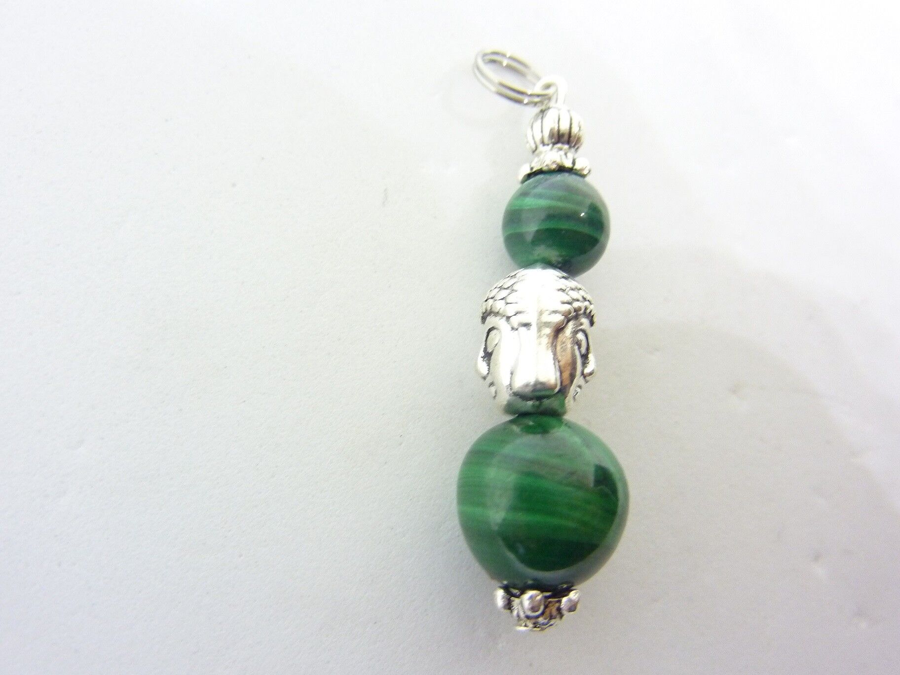 Pendentif Bouddha malachite perles 12-8 mm longueur 4 cm – Image 2