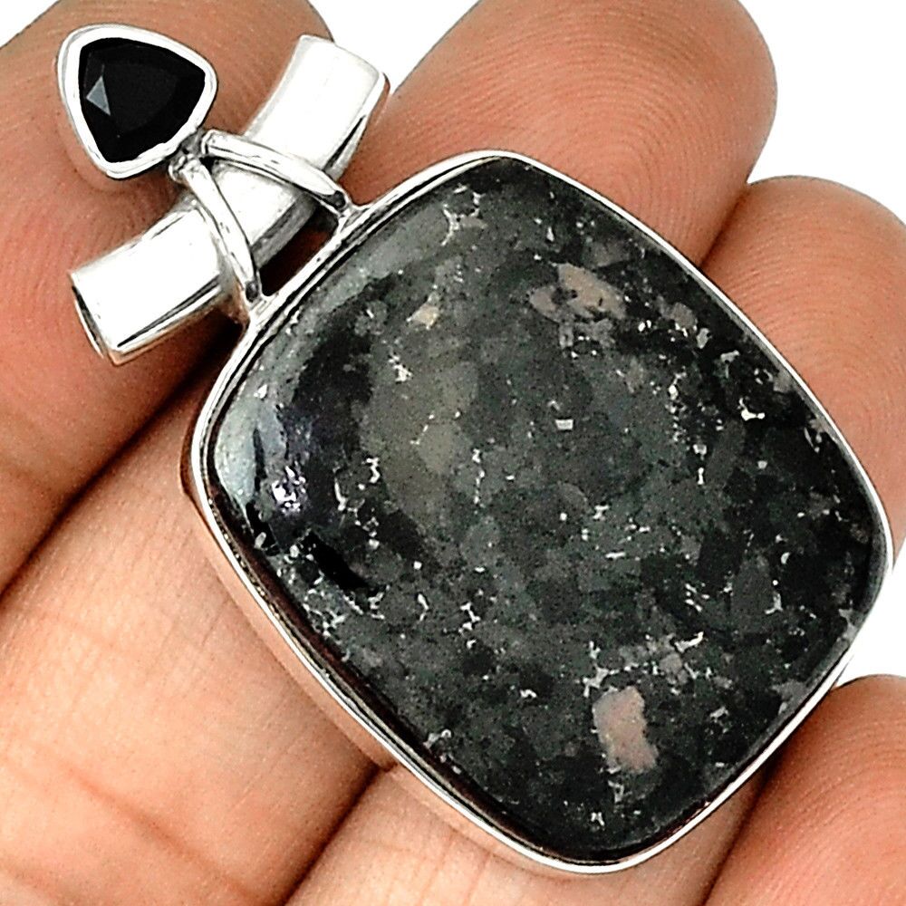 Pendentif Nuummite Véritable et spinelle noir monture argent 925 Rare ref 0586