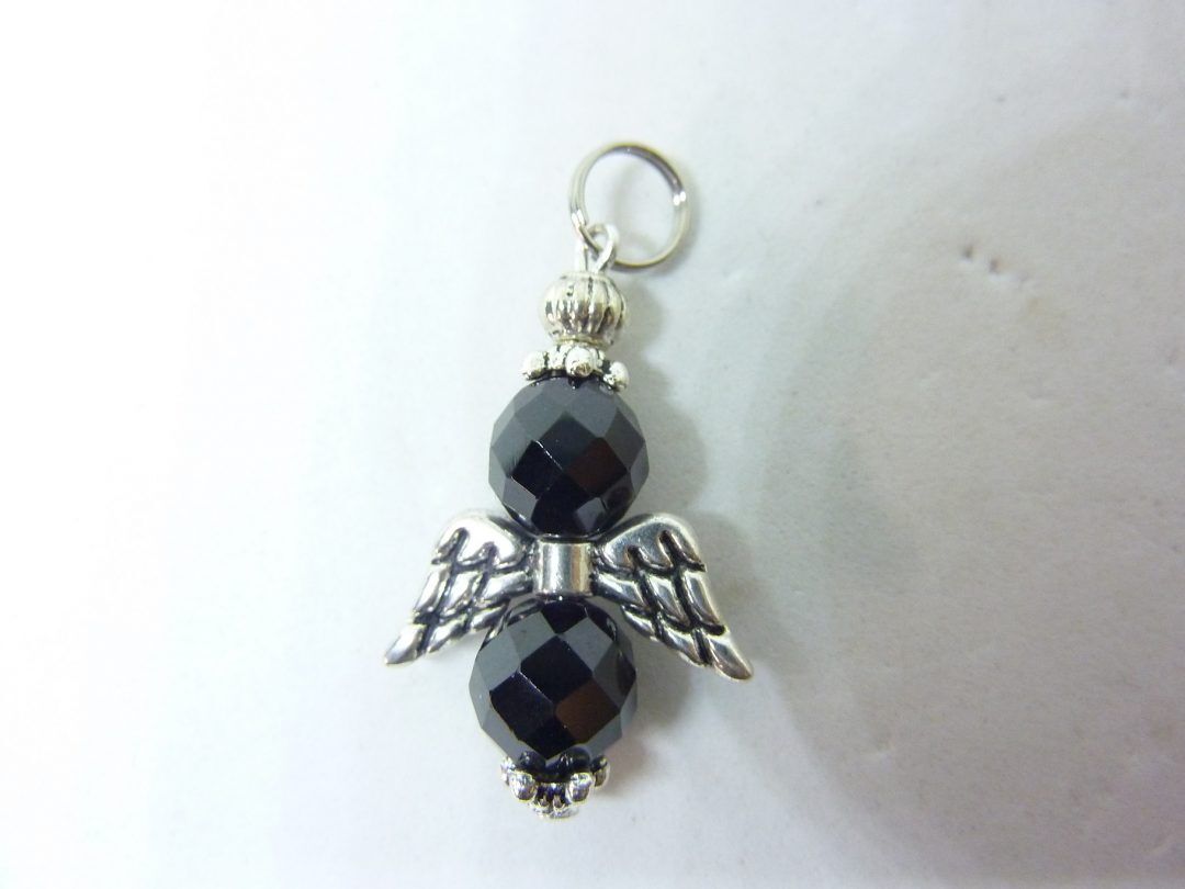 Pendentif Spinelle noir ange protection perles à facettes 8 mm