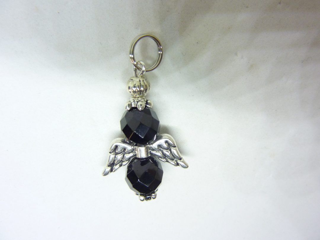 Pendentif Spinelle noir ange protection perles à facettes 8 mm