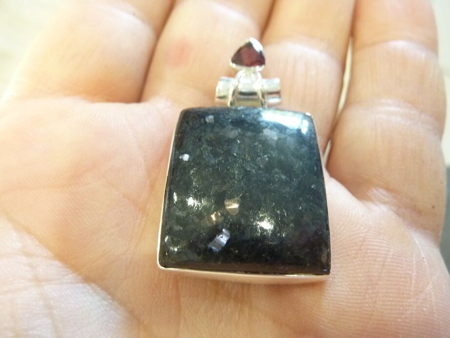 Pendentif Nuummite Véritable et grenat monture argent 925 Rare ref 4773