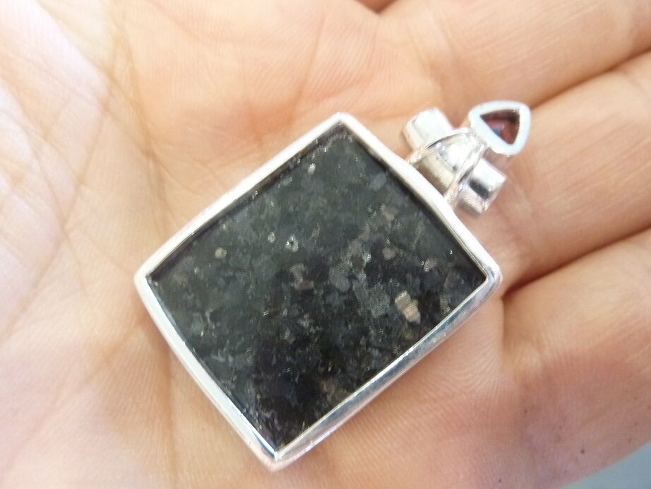 Pendentif Nuummite Véritable et grenat monture argent 925 Rare ref 4773