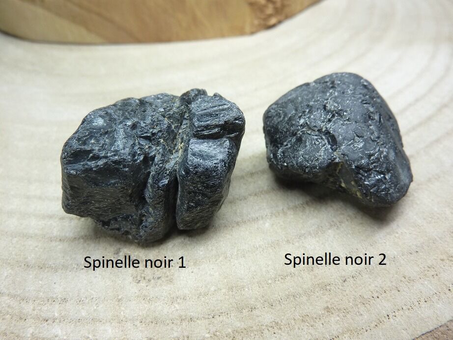 Spinelle noir lot de 2 galets énorme 53 gr ref 1710