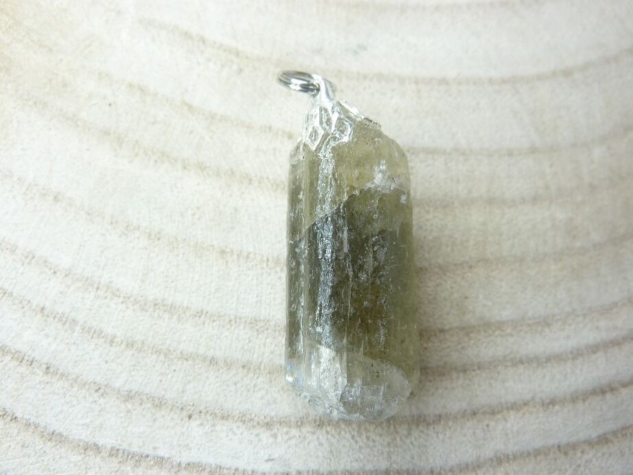 Pendentif Scapolite brut ref 1504