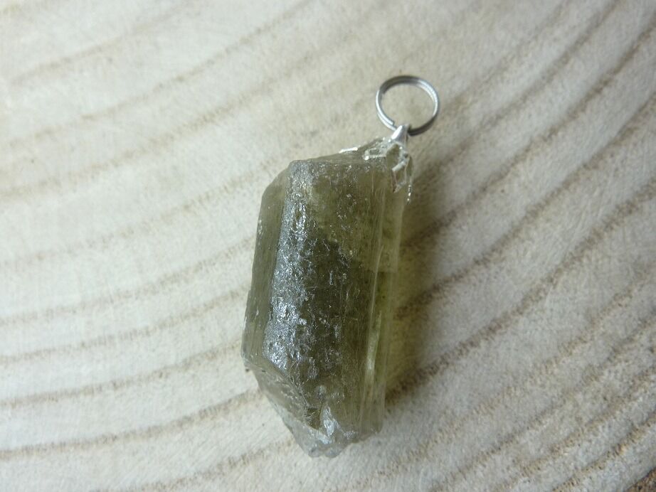 Pendentif Scapolite brut ref 1504