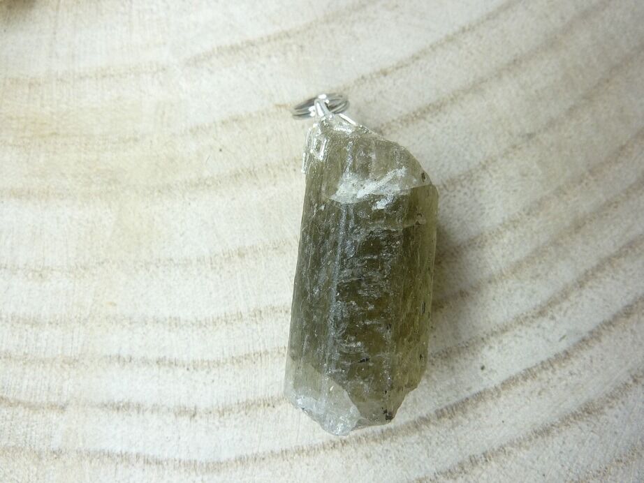 Pendentif Scapolite brut ref 1504