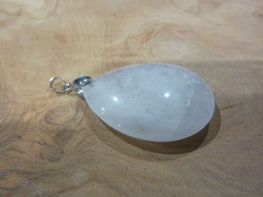 Les Chakras concernés Ce minéral est favorable à tous les centres énergétiques de notre organisme, mais il est encore plus efficace sur le plexus solaire ainsi que sur le cœur. La canalisation d'Odile Maréchal Il permet d'accéder à la fois à un univers de purification et de transparence. Faire confiance à ce minéral, c'est l'assurance pour vous de prendre le chemin de la guérison, d'aller mieux, et de trouver la voie qui vous permettra de combattre la maladie. Finalement, il a la capacité de nous faire prendre conscience de notre véritable état physique et psychique, pour que l'on puisse soi-même trouver la solution à ce problème. Tous les éléments négatifs sont absorbés, et c'est un véritable cyclone qui vient alors absorber toutes les choses négatives présentes dans votre organisme. Grâce à lui, tout devient bien plus clair et vous êtes pleinement conscient de la réalité.