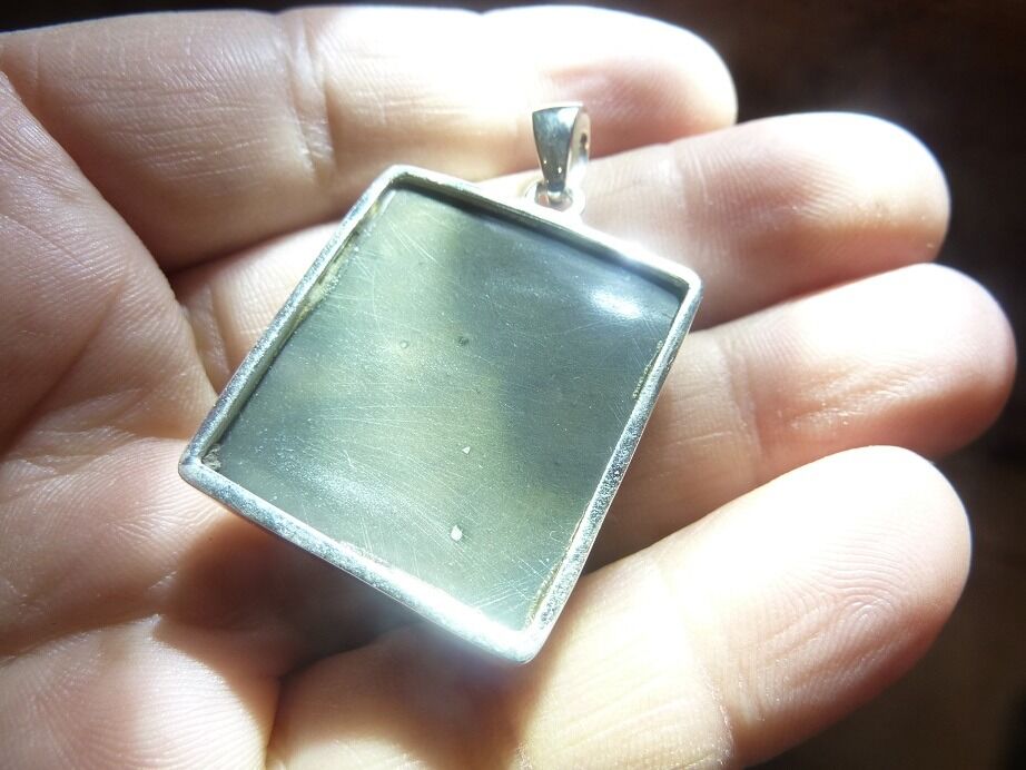 Purification Sur lit de gros sel 3 cm d’épaisseur pendant 3 heures au moins une fois par mois et selon situations rencontrés (Conflits..) Et son état de stress, d’angoisse personnel Si vous avez un doute sur une éventuel charge énergétique négative voici un nettoyage profond voici un lien du blog pour le purifier plus ici Rechargement Soleil, lumière du jour, ou bien sur un amas de quartz cristal de roche, fleur de vie Fleur de vie Plaque de rechargement pour pierres naturelles Fleur de vie Plaque de rechargement pour pierres naturelles