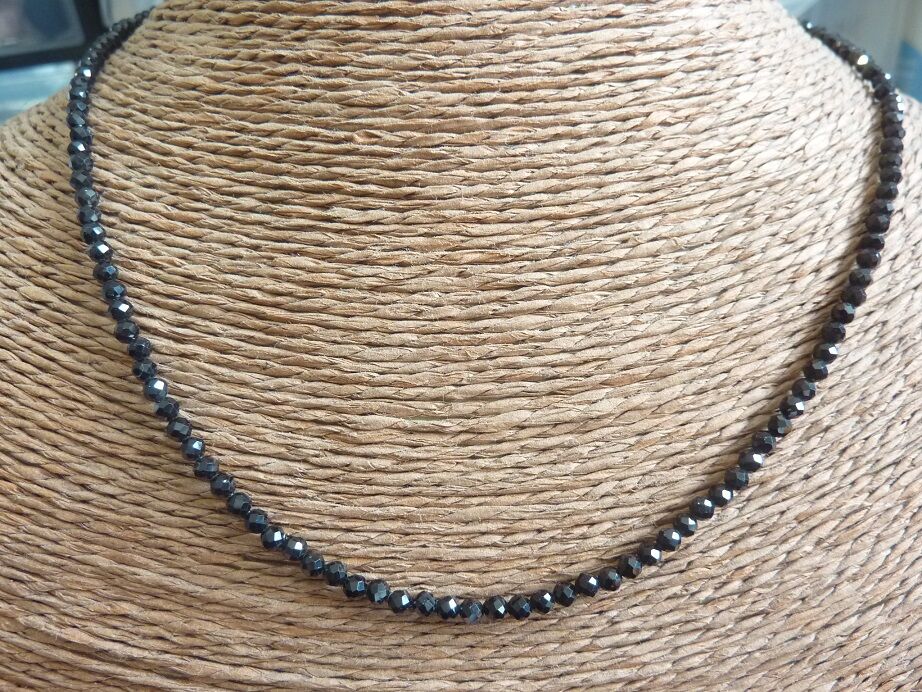 Collier Spinelle noir perles à facettes