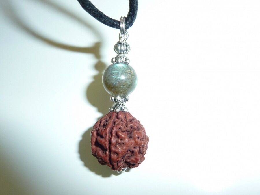Pendentif protection en Rudraksha 5 faces et Labradorite