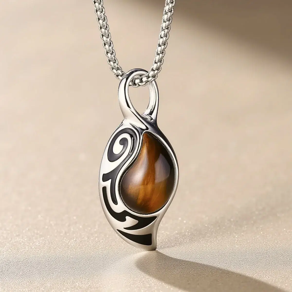 Pendentif Œil de Tigre – Bouclier Tribal