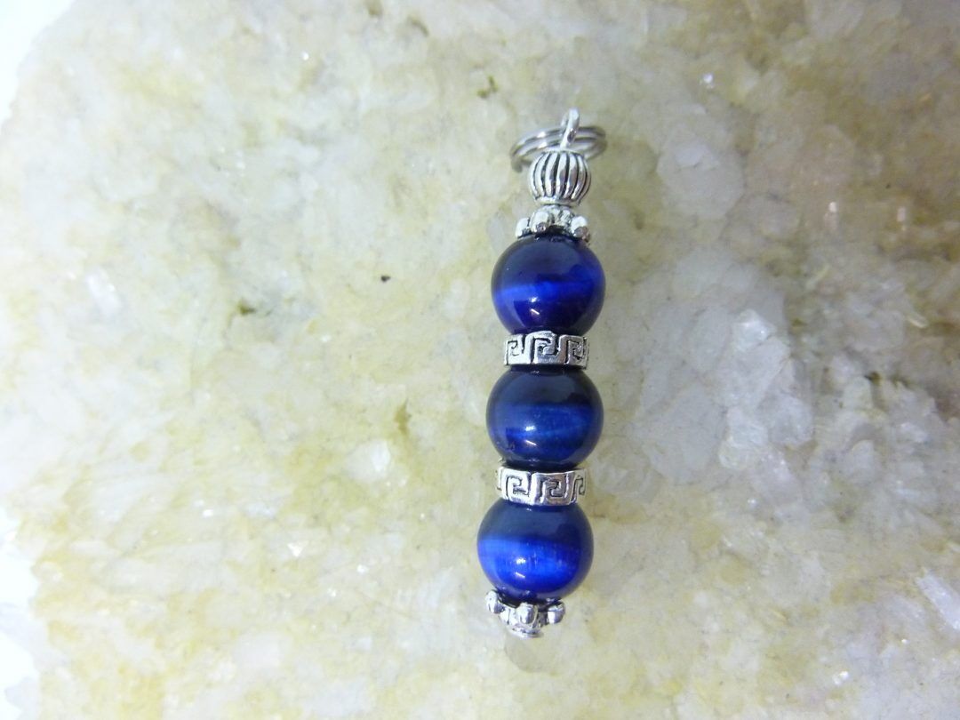 PENDENTIF OEIL DE FAUCON PERLES 8 MM