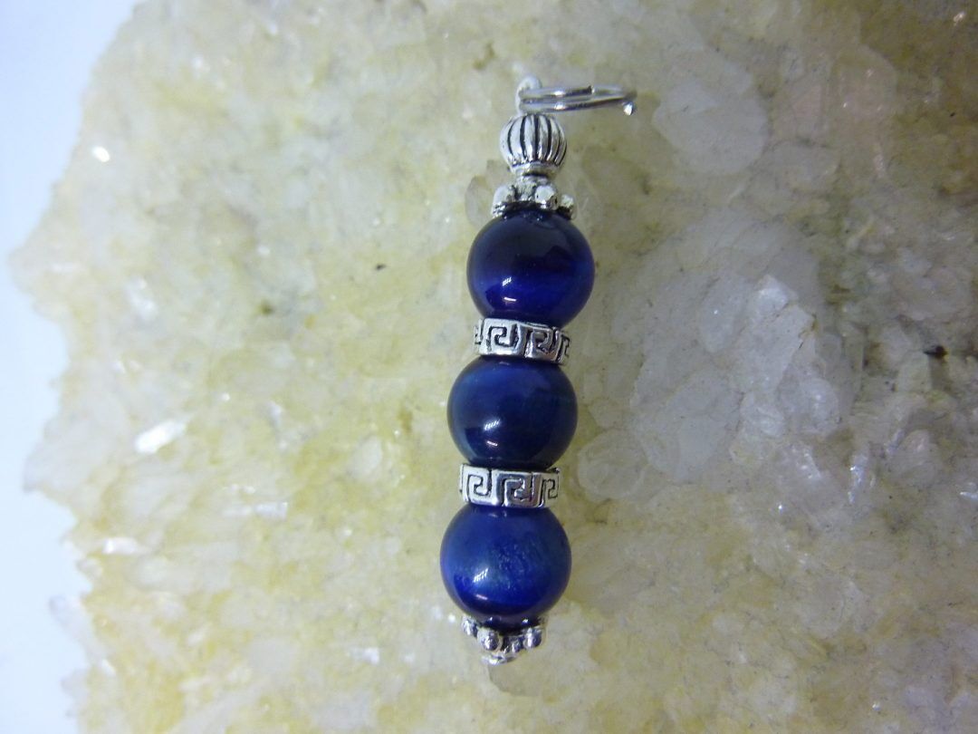 PENDENTIF OEIL DE FAUCON PERLES 8 MM