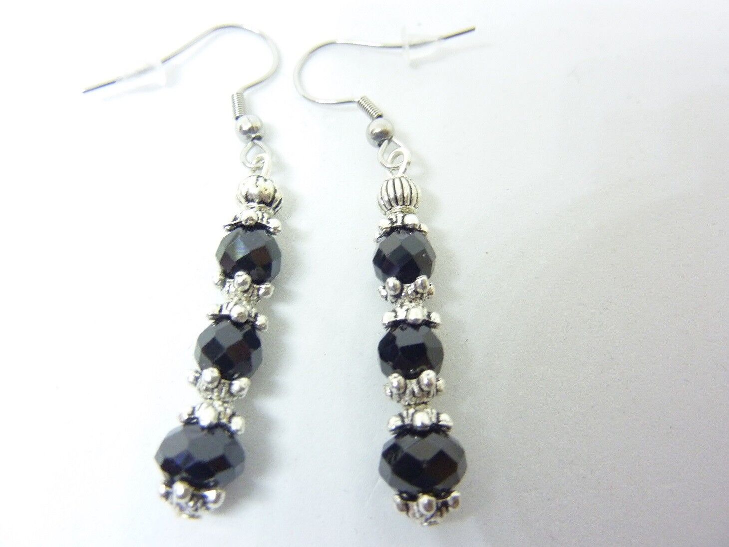 BOUCLES D'OREILLES PROTECTION SPINELLE NOIR 7 X 5 ET 6 MM – Image 3