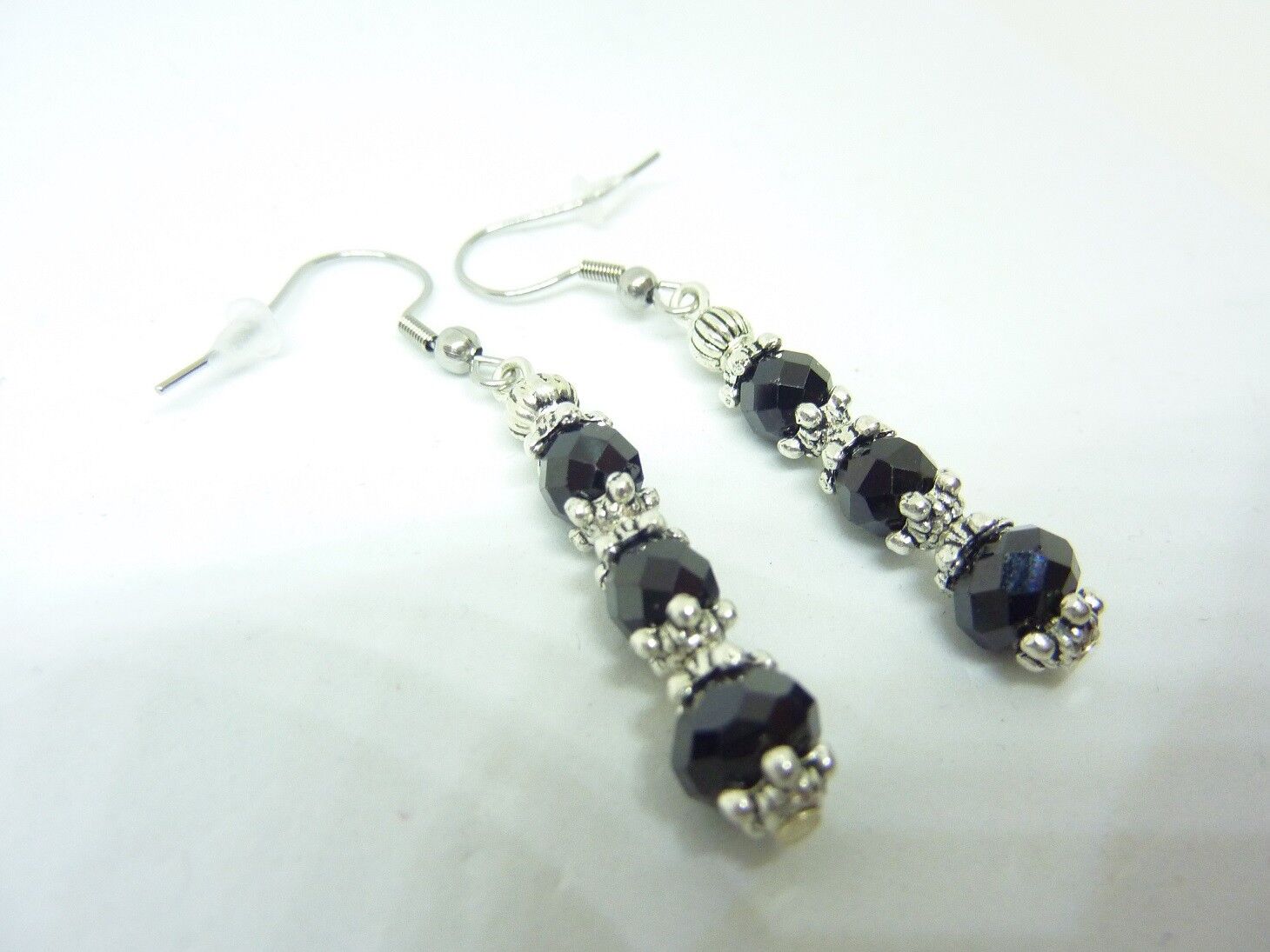 BOUCLES D'OREILLES PROTECTION SPINELLE NOIR 7 X 5 ET 6 MM – Image 2