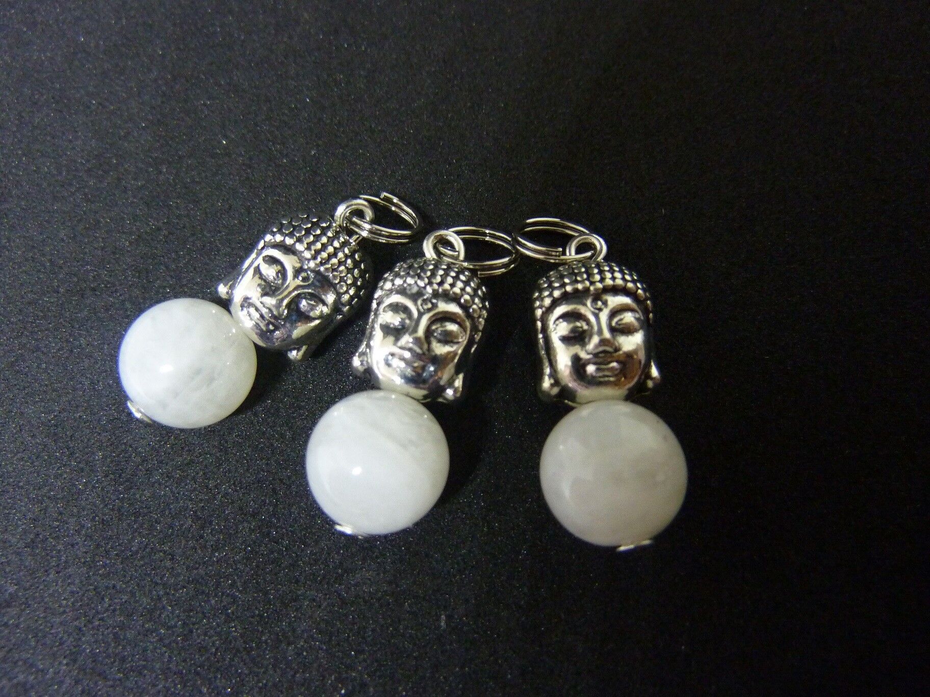 Pendentif intuition Bouddha: Pierre de lune perles 10 mm