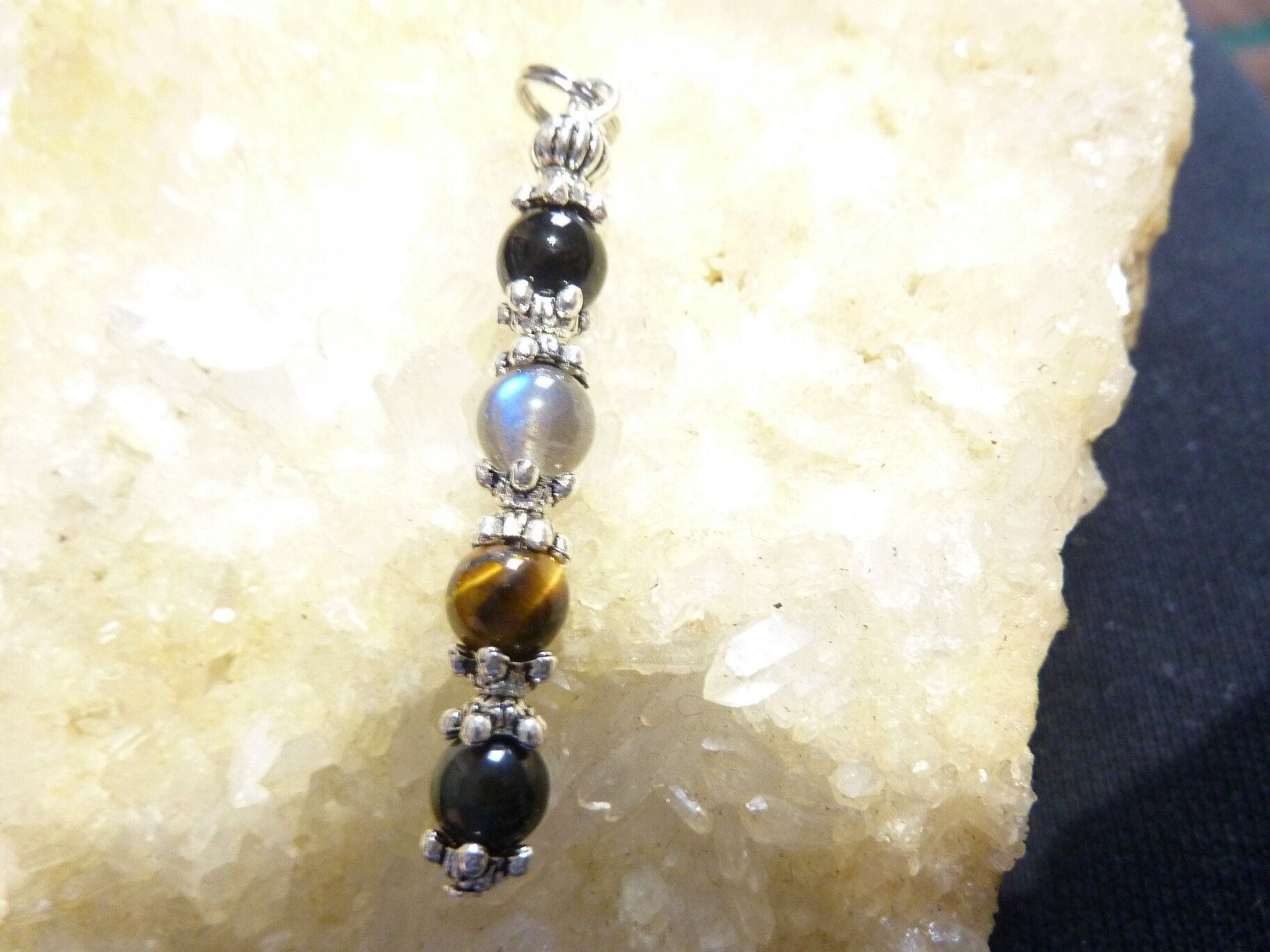 Pendentif-protection-oeil-de-tigre-labradorite-tourmaline-obsidienne-oeil-celeste-6-mm – Image 3