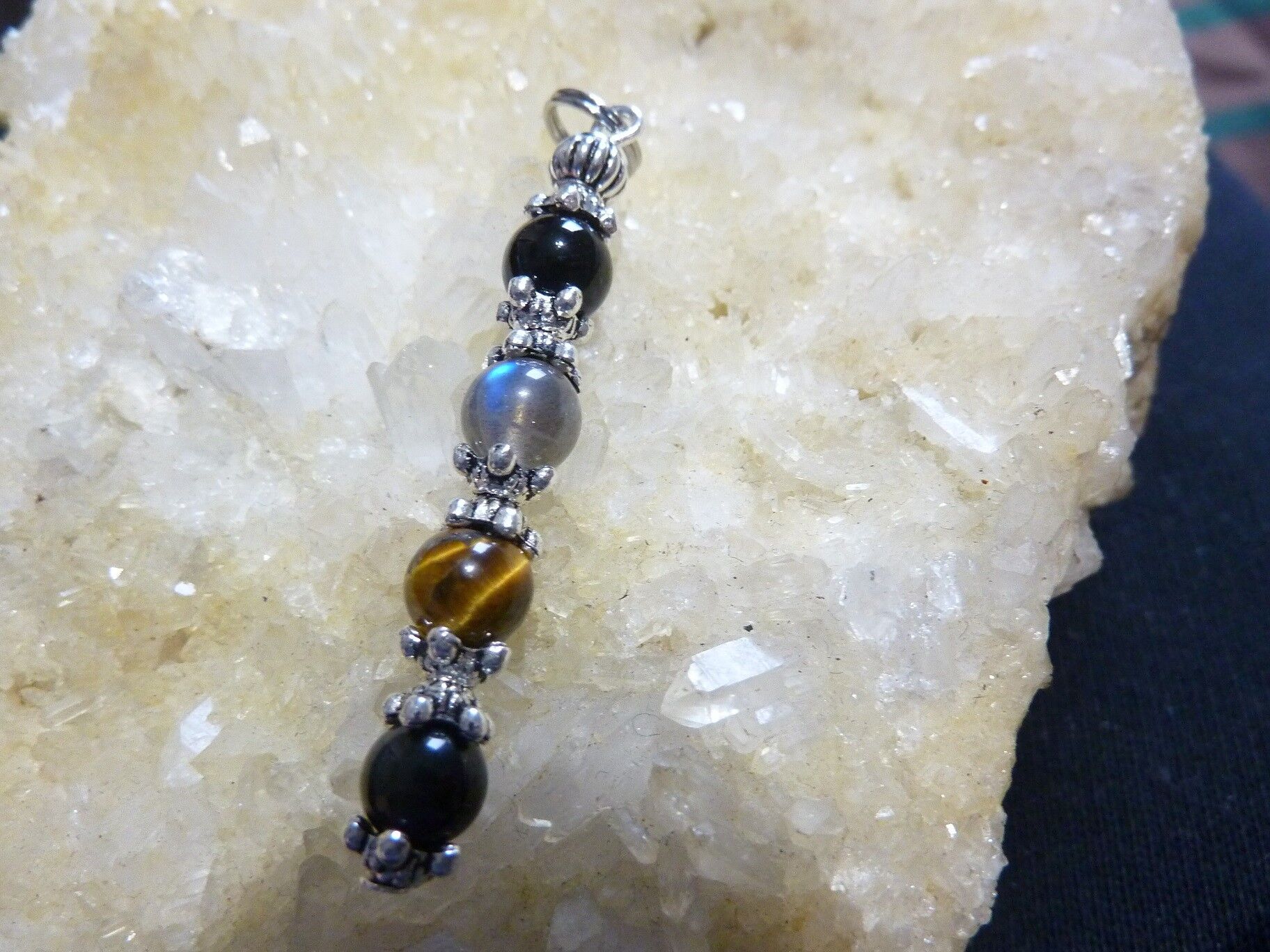 Pendentif-protection-oeil-de-tigre-labradorite-tourmaline-obsidienne-oeil-celeste-6-mm – Image 2