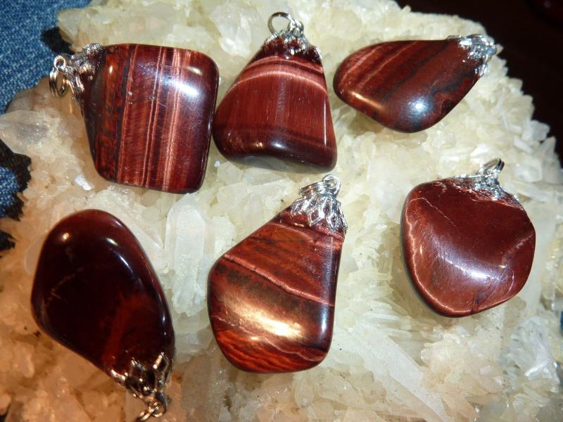 Pendentif en pierres naturelles Oeil de taureau a l'unité