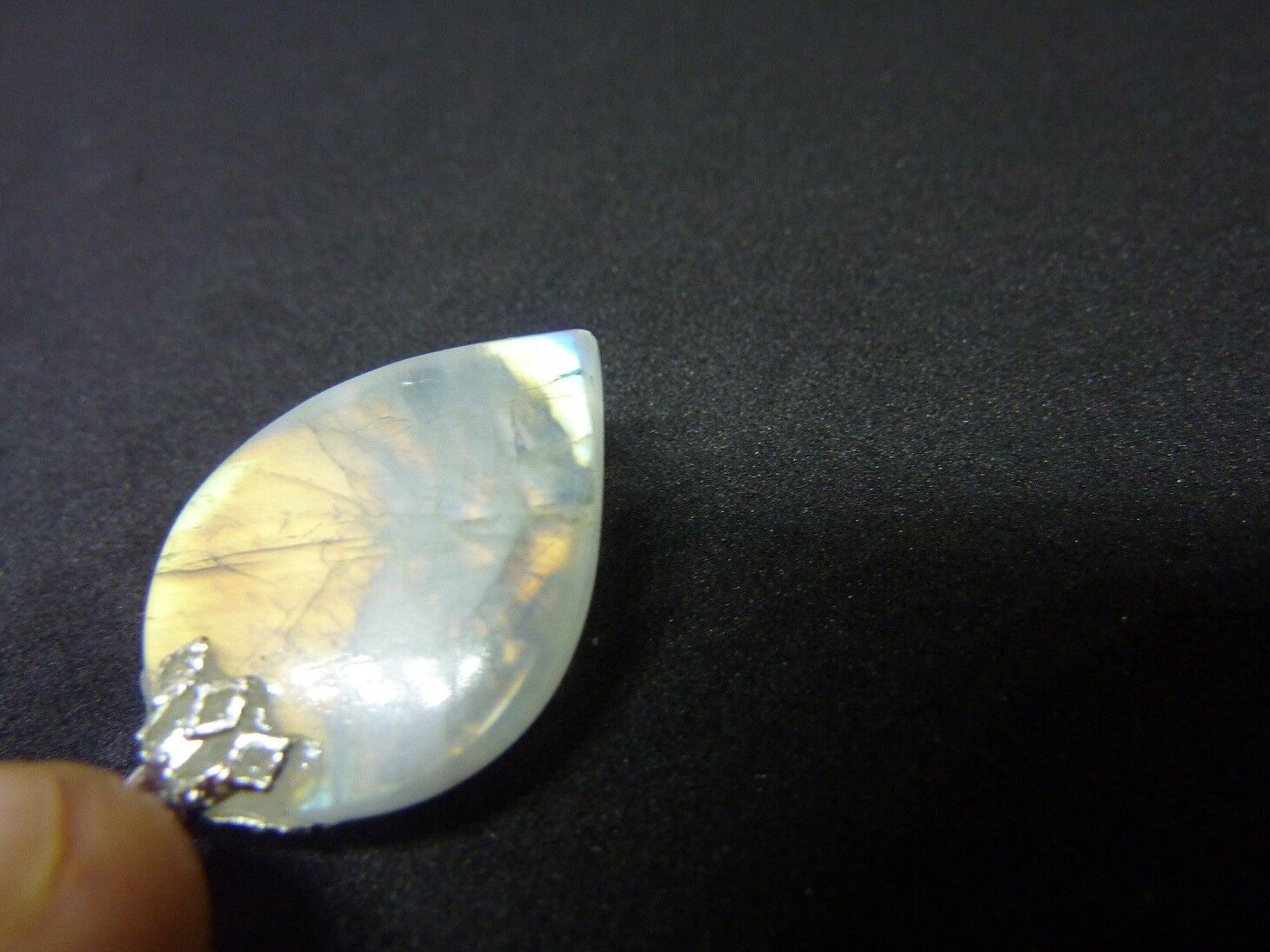 Pendentif Visage sculpté Pierre De Lune Ref 0953 – Image 4