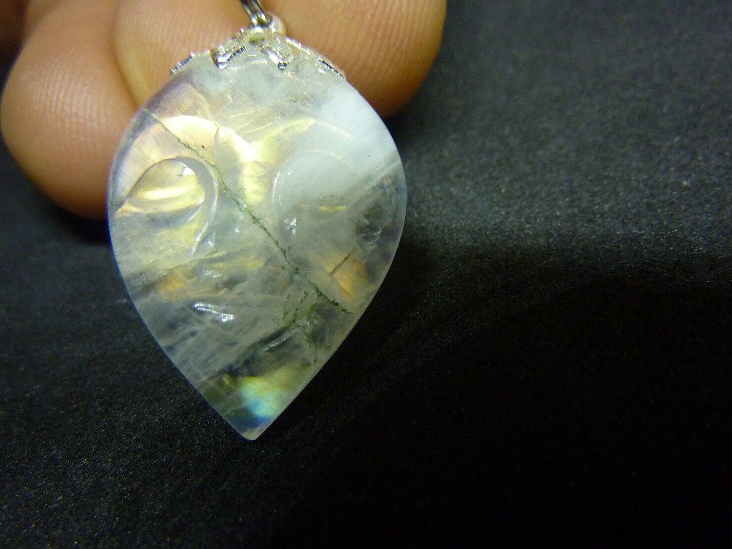 Pendentif Visage sculpté Pierre De Lune Ref 0953