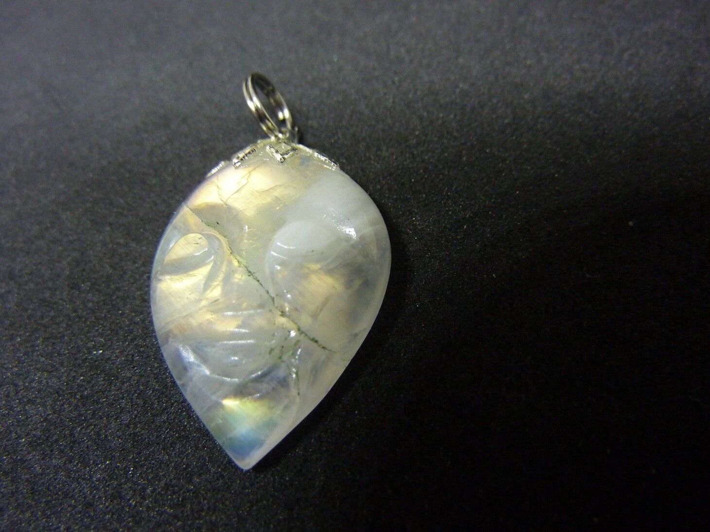 Pendentif Visage sculpté Pierre De Lune Ref 0953 – Image 3