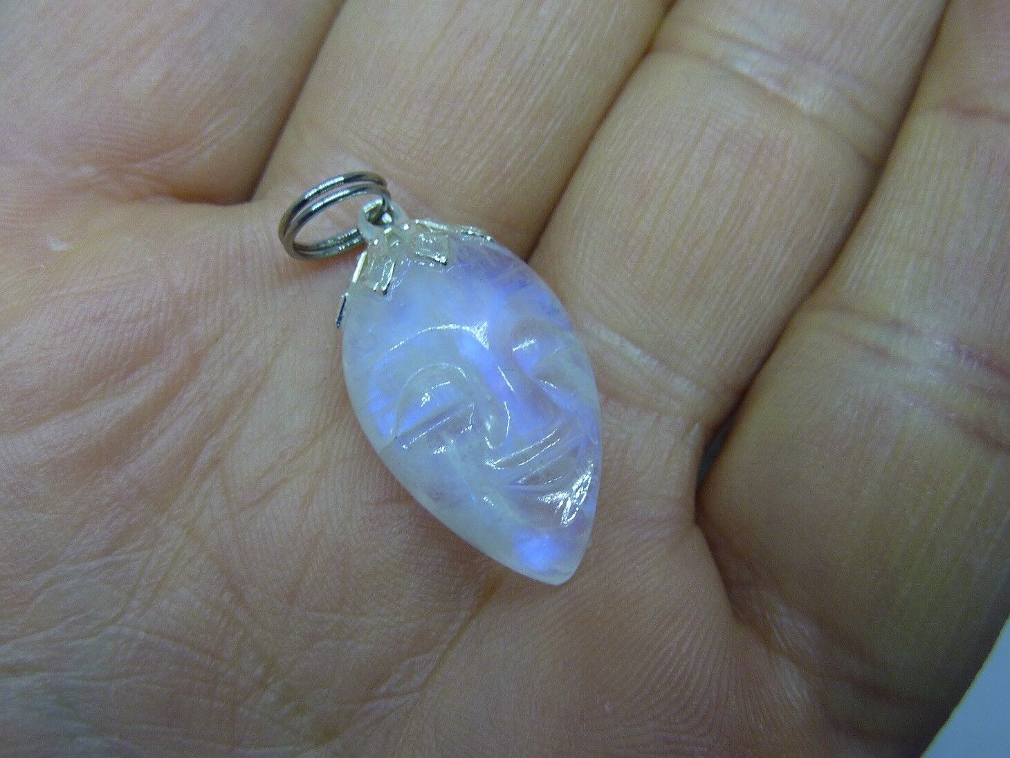 Pendentif Visage sculpté Pierre De Lune Ref 7752