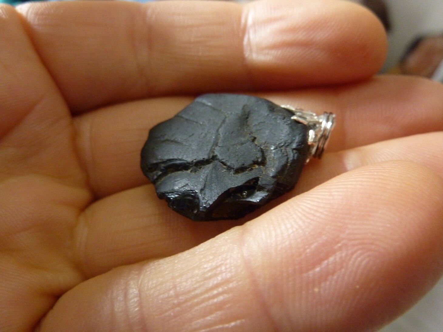 PENDENTIF PROTECTION SPINELLE NOIR BRUT REF 3010 – Image 2