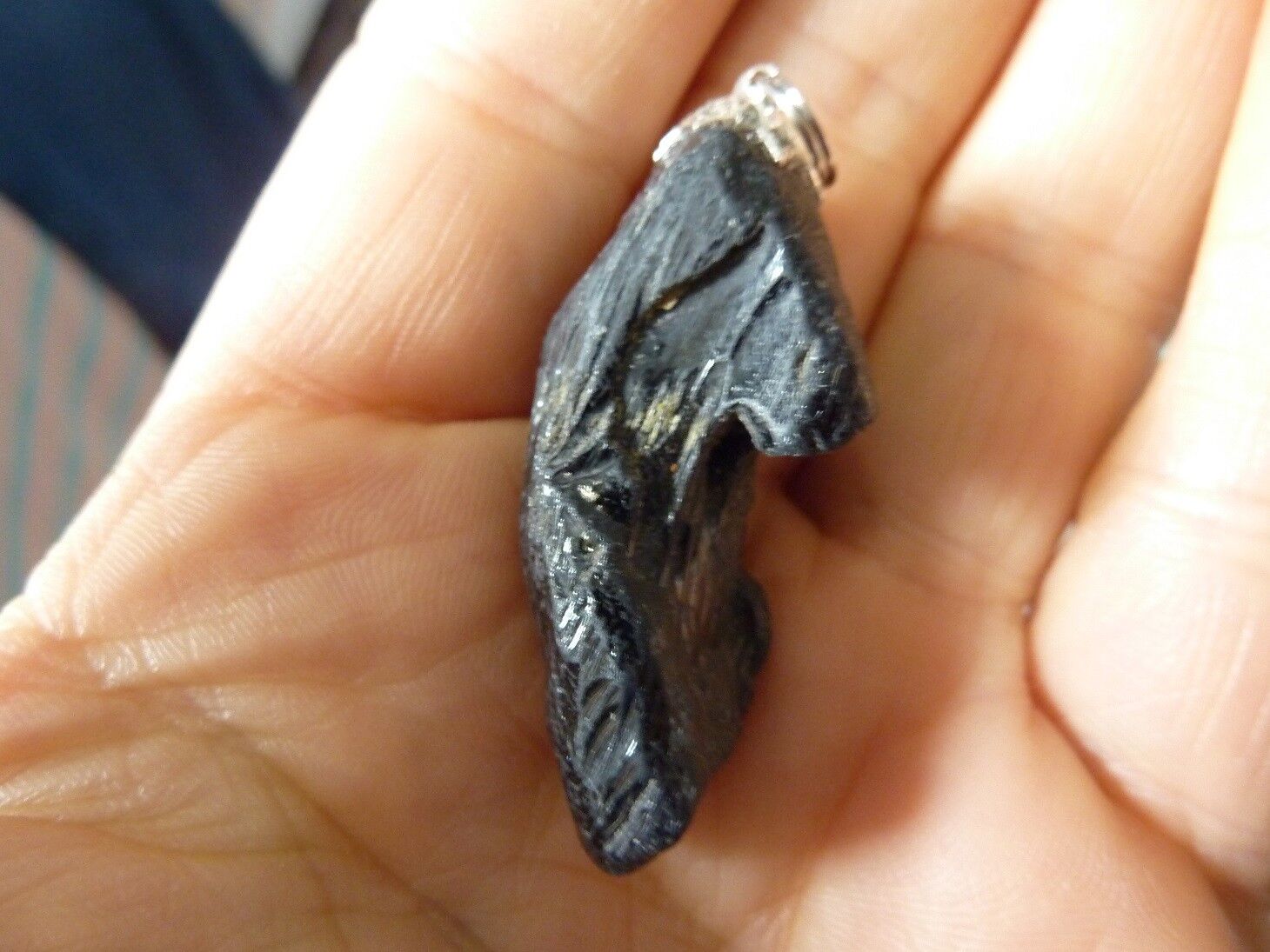 PENDENTIF PROTECTION SPINELLE NOIR BRUT REF 6363