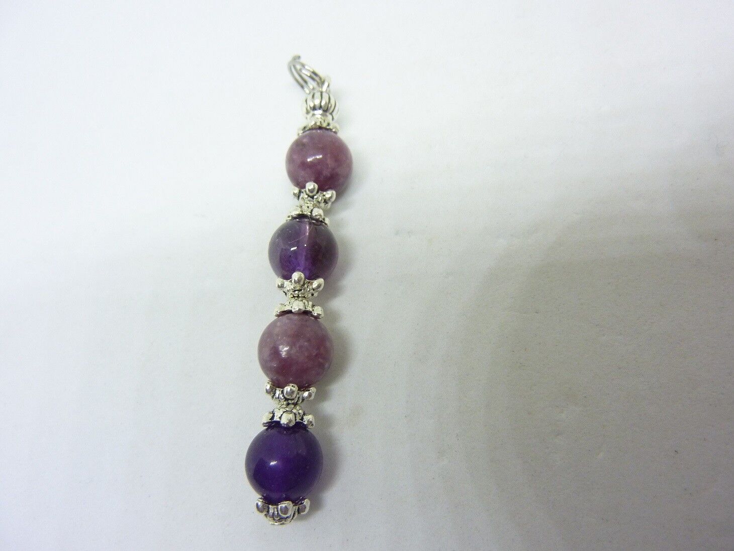 Pendentif anti stress Lépidolite-Améthyste perles rondes 8 mm