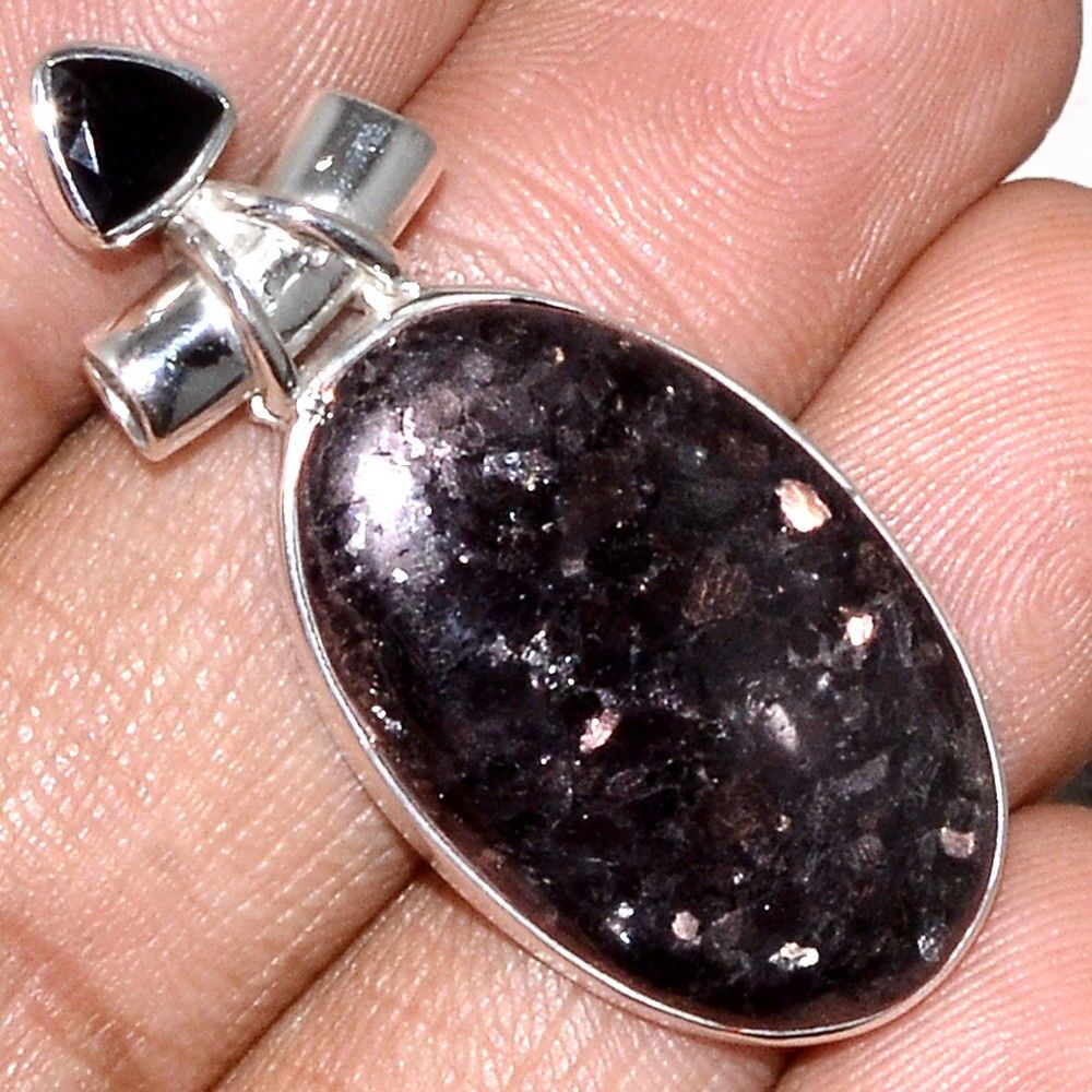 Pendentif Nuummite Véritable et spinelle noir monture argent 925 Rare ref 7098