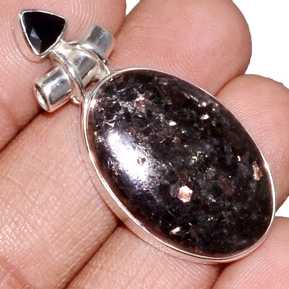 Pendentif Nuummite Véritable et spinelle noir monture argent 925 Rare ref 7117