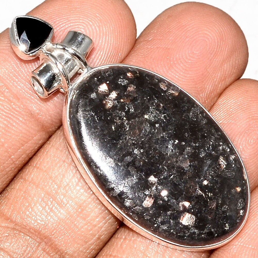 Pendentif Nuummite Véritable et spinelle noir monture argent 925 Rare ref 5169