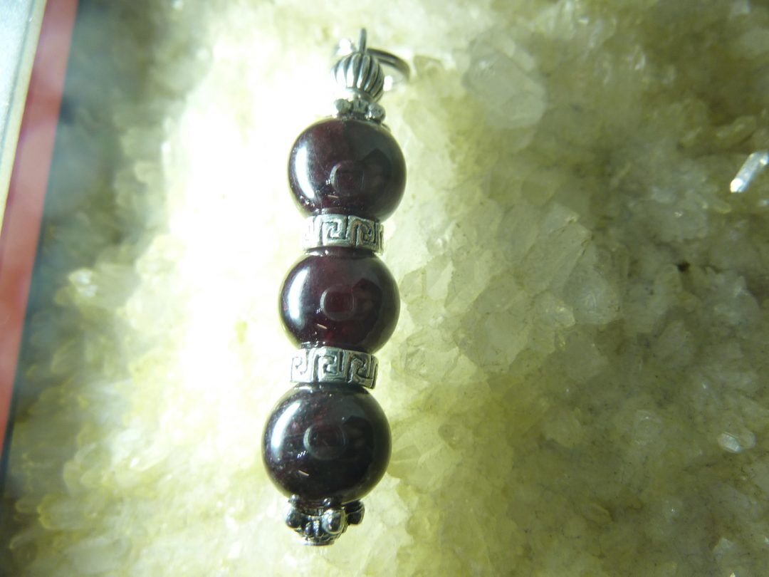 PENDENTIF GRENAT ALMANDIN PERLES RONDES 8 MM