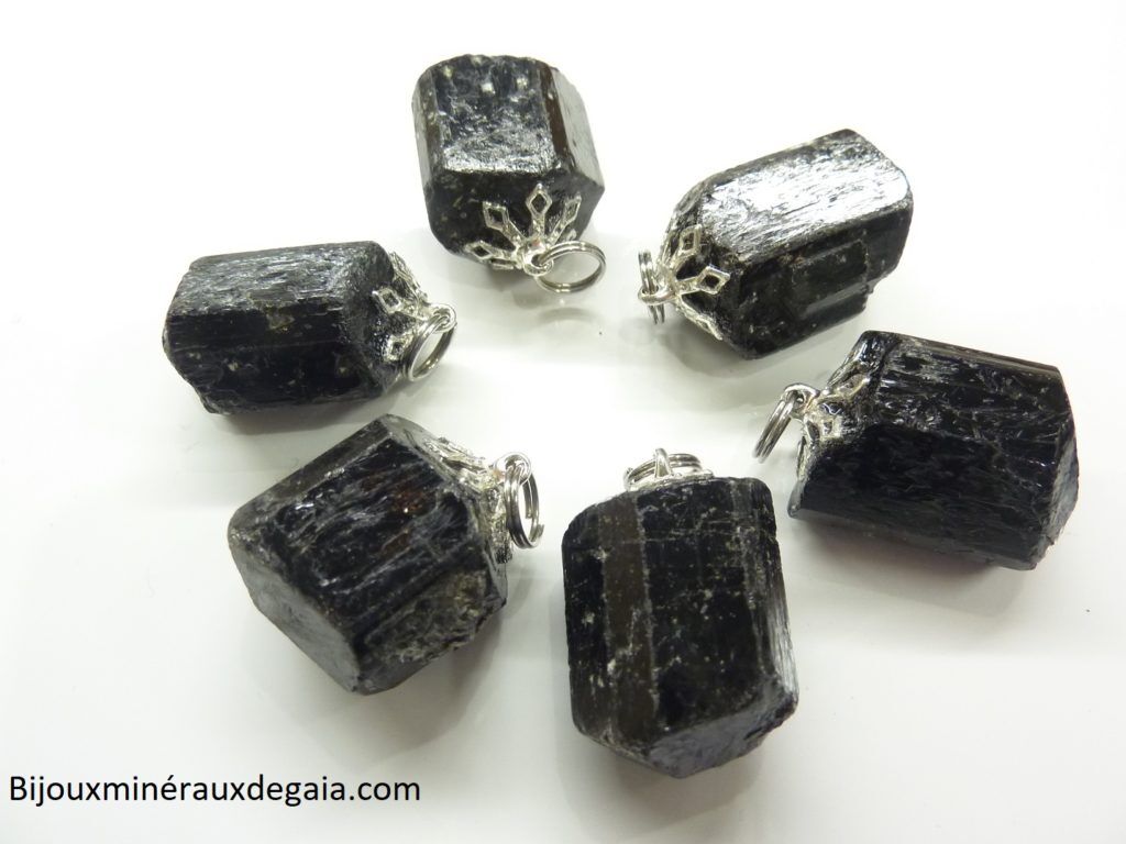 Pendentif Tourmaline noire pointe brut a l'unité