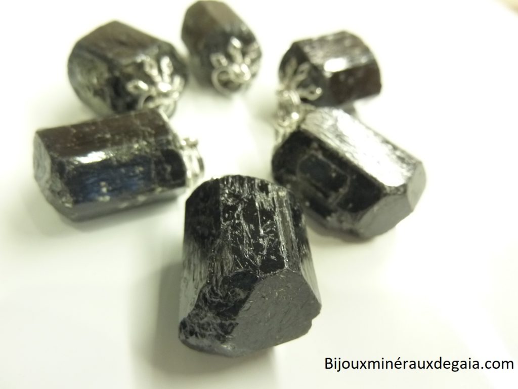 Pendentif Tourmaline noire pointe brut a l'unité