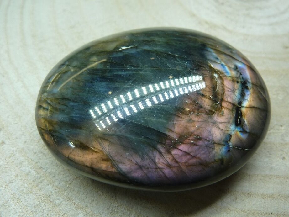 Galet Labradorite violet 90,7 g réf 0726
