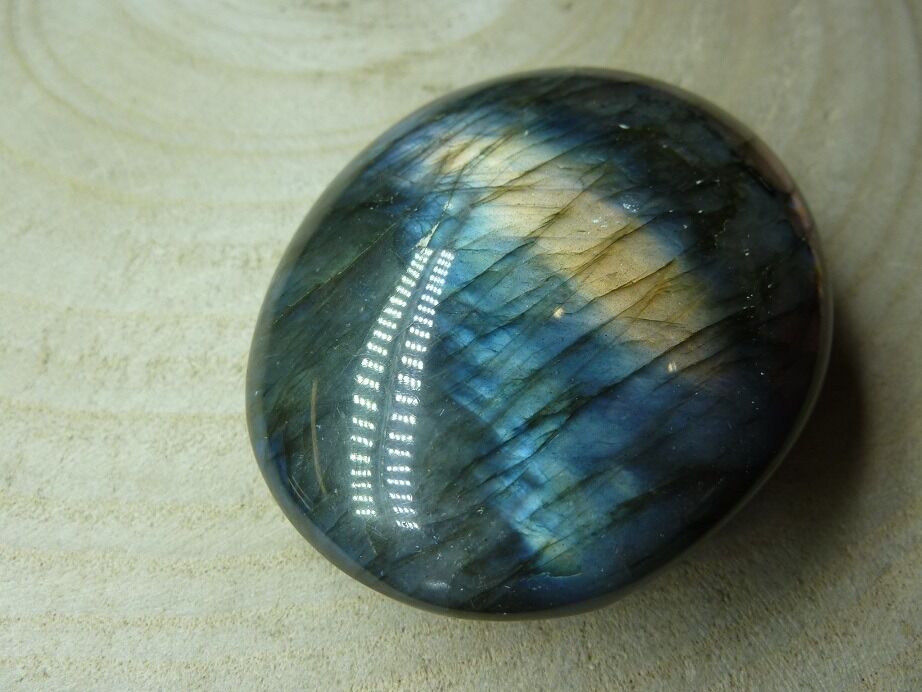 Galet Labradorite violet 90,7 g réf 0726