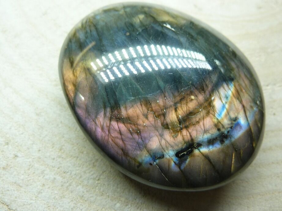 Galet Labradorite violet 90,7 g réf 0726