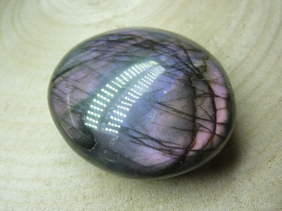 Galet Labradorite violet 90,7 g réf 0726