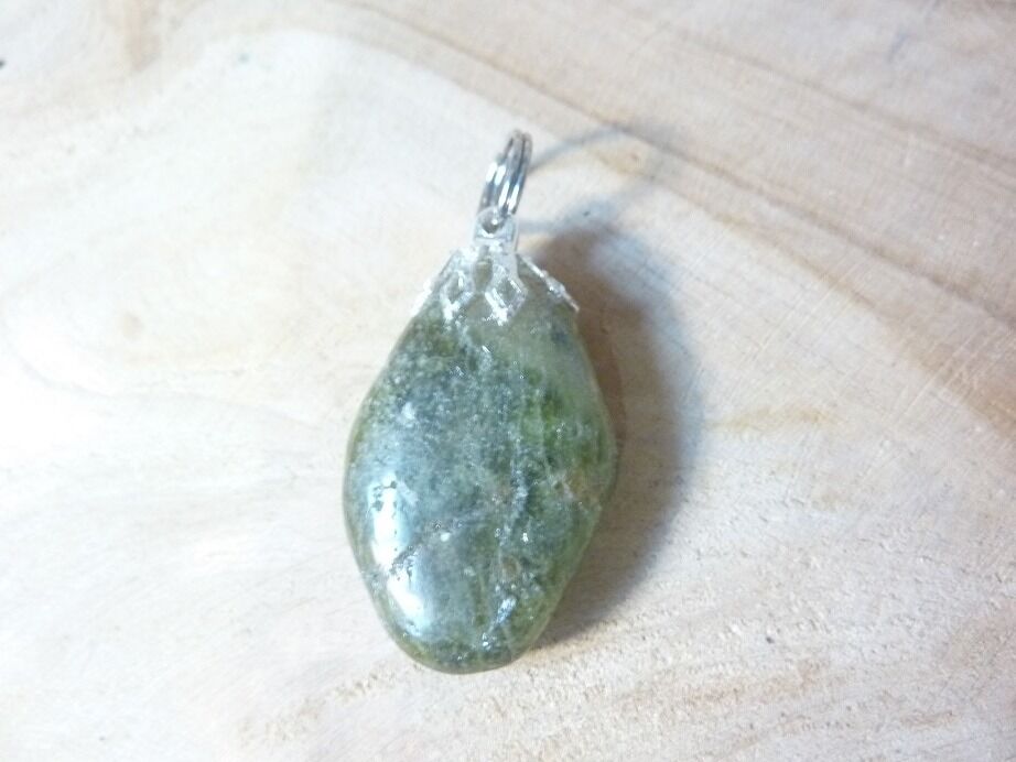 Pendentif Grenat vert ref 1302
