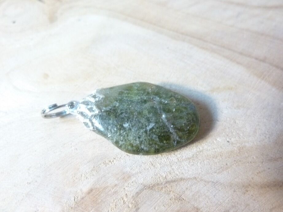 Pendentif Grenat vert ref 1302