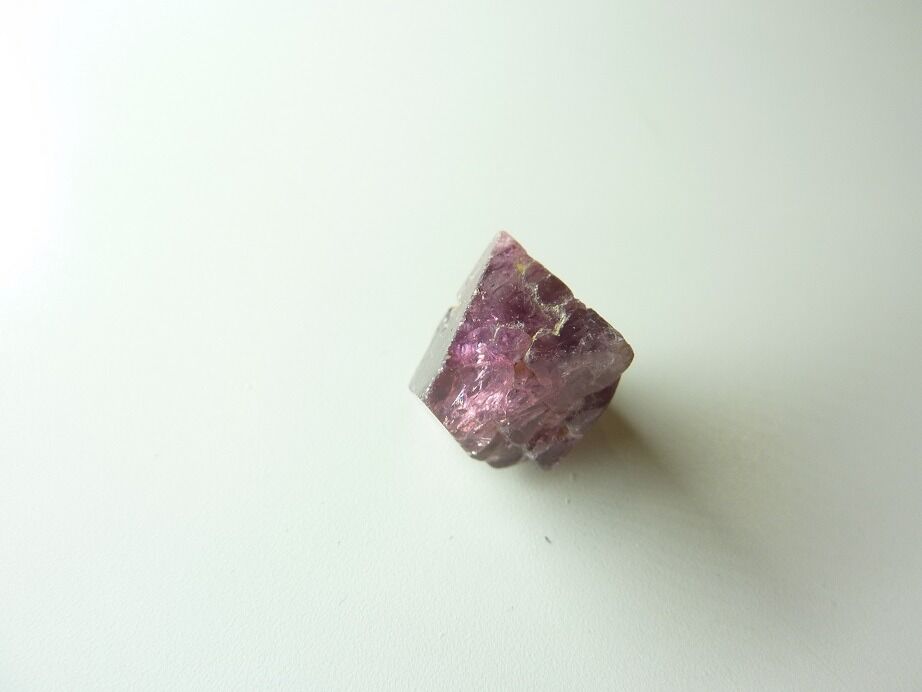 Spinelle violet brut gemme 2,6 gr 13 carats pierre rare et exceptionnelle