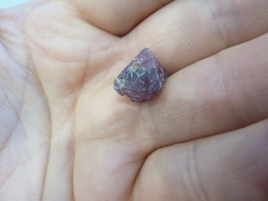 Spinelle violet brut gemme 2,6 gr 13 carats pierre rare et exceptionnelle