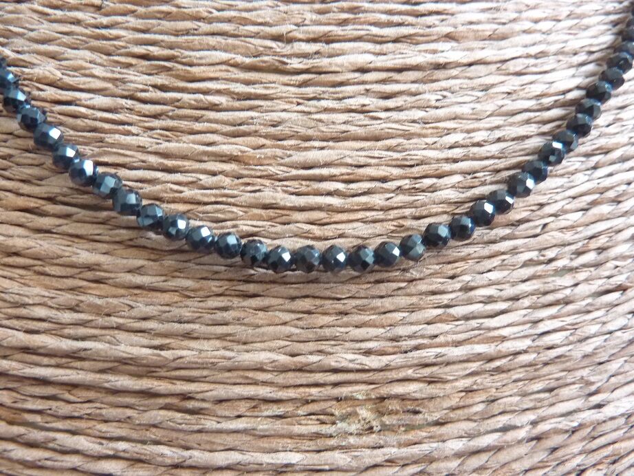Collier Spinelle noir perles à facettes