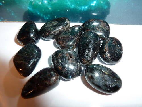 Galet poli en astrophyllite vendu à l'unité