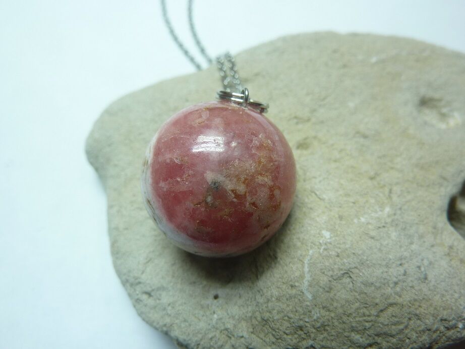 Pendentif Rhodochrosite sphère 18 mm + chaine acier inoxydable 50 cm