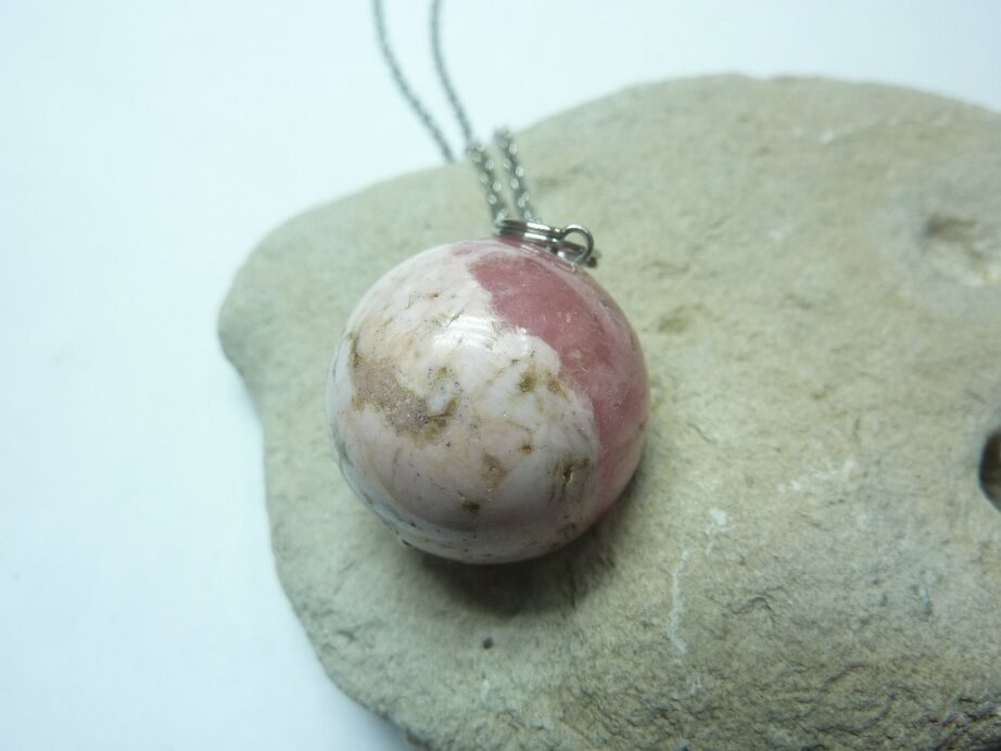 Pendentif Rhodochrosite sphère 18 mm + chaine acier inoxydable 50 cm