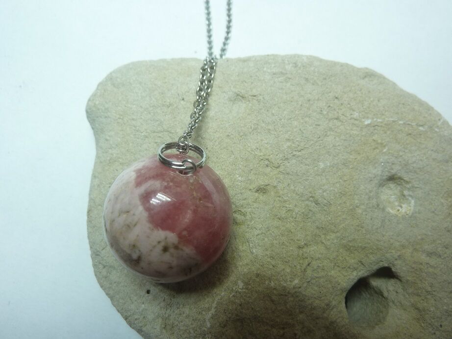 Pendentif Rhodochrosite sphère 18 mm + chaine acier inoxydable 50 cm