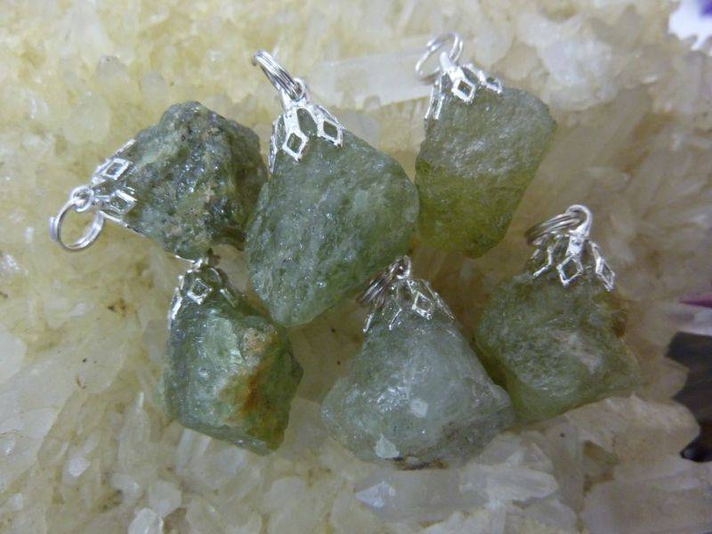 PENDENTIF GRENAT VERT BRUT vendu a l'unité